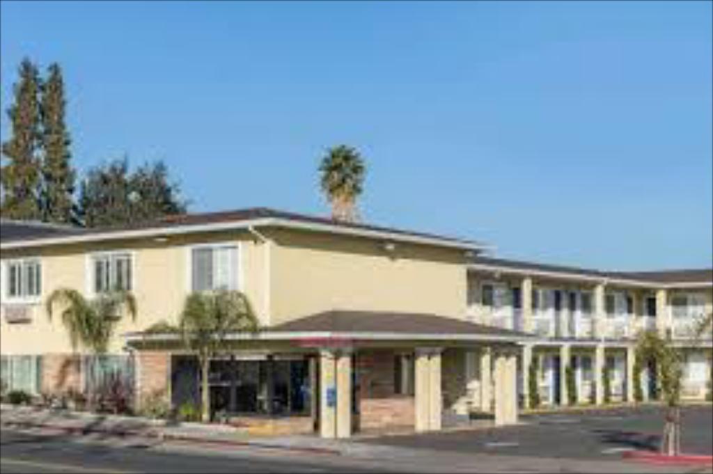 Super 8 By Wyndham Phoenix West Exterior photo