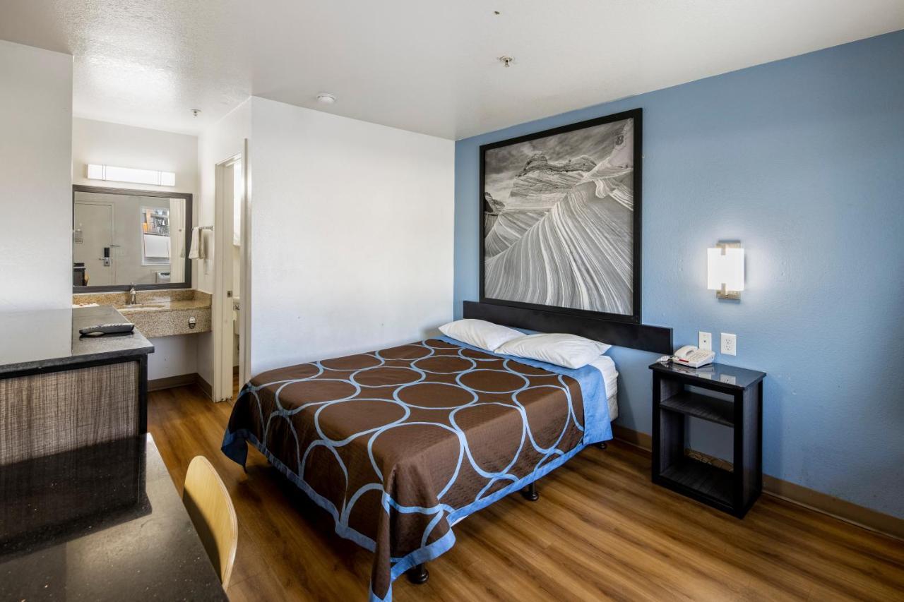 Super 8 By Wyndham Phoenix West Exterior photo