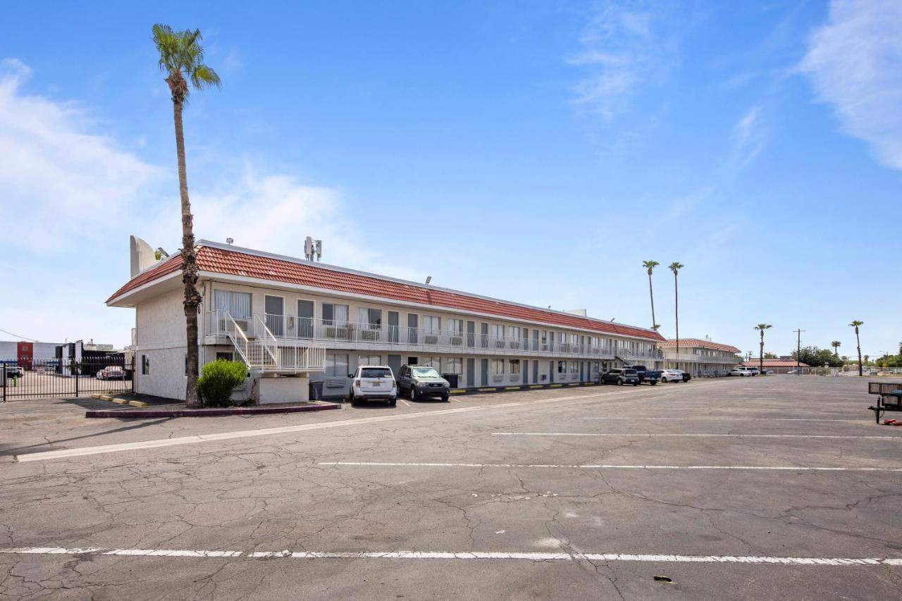 Super 8 By Wyndham Phoenix West Exterior photo