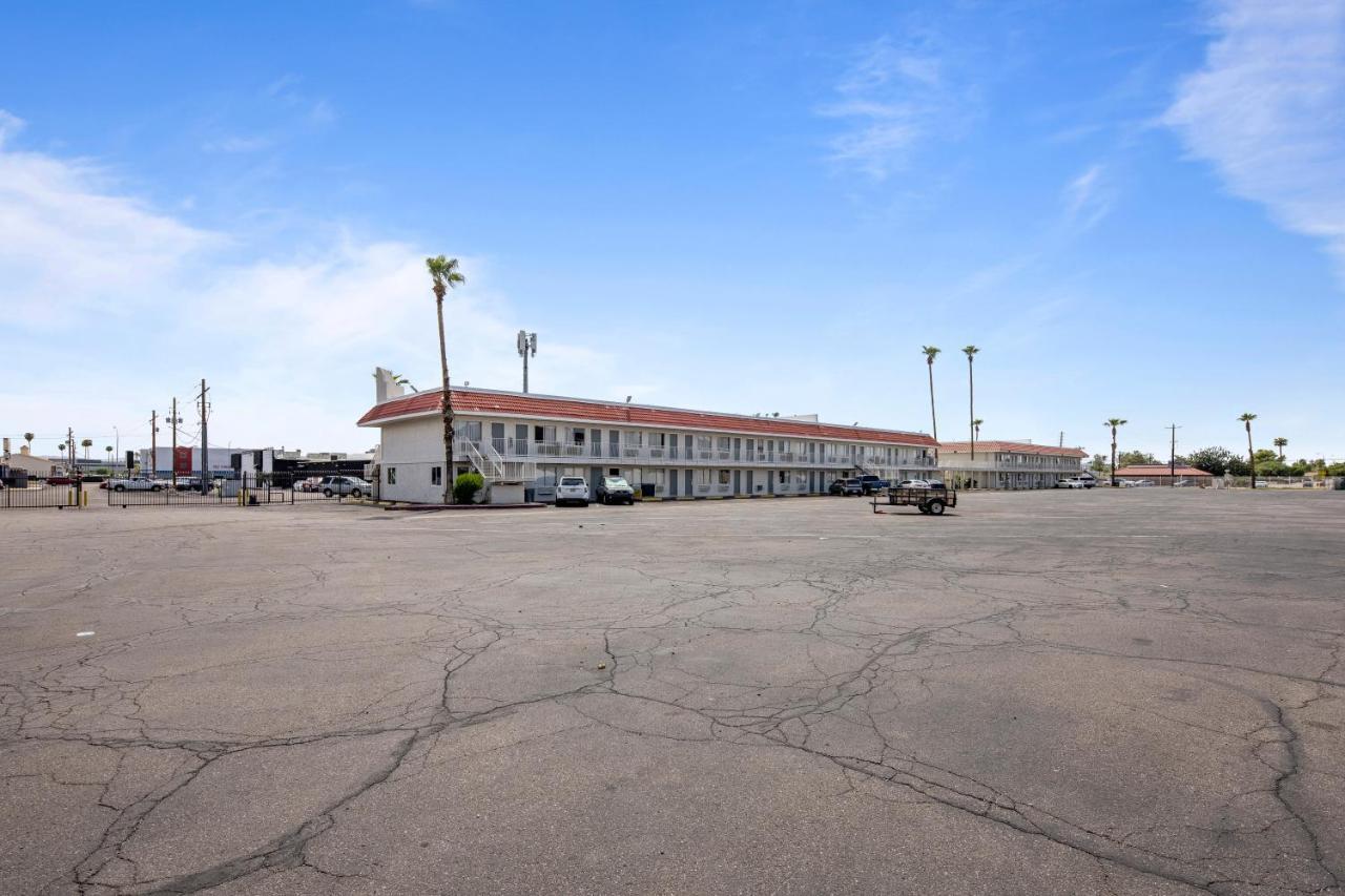 Super 8 By Wyndham Phoenix West Exterior photo